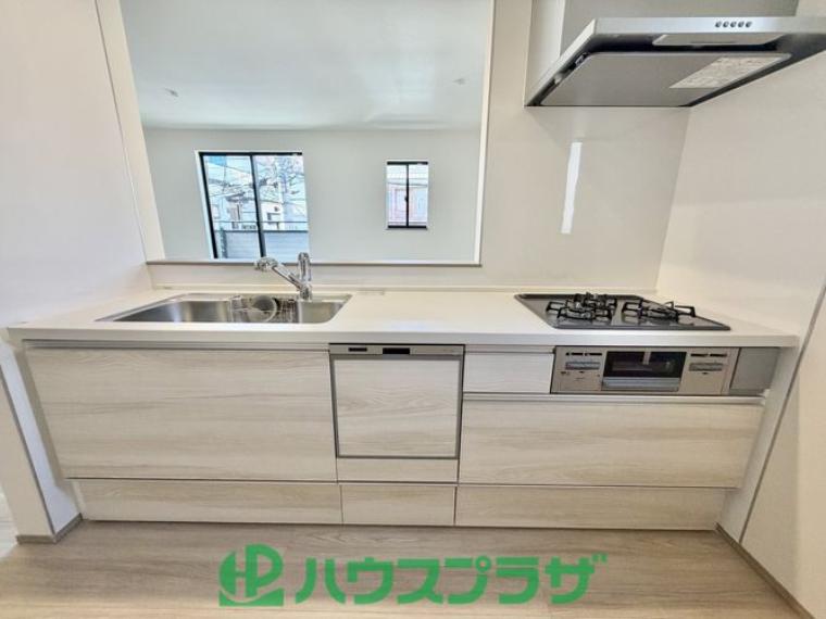 白を基調とした落ち着いたシステムキッチンです