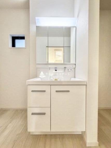 ■■洗面台■■女性に嬉しい3面鏡の洗面台です。※写真は同一タイプまたは同一仕様。
