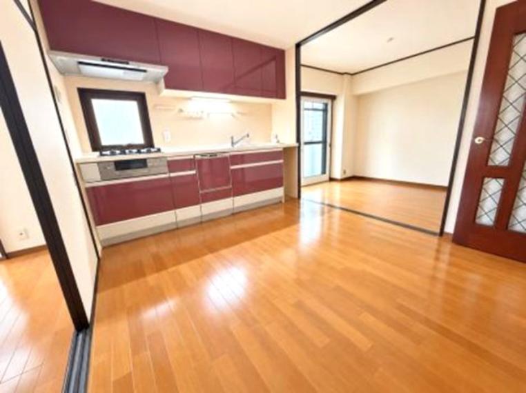 このお部屋自慢の隣り洋室を含め16.5帖の大空間リビングです。普段は扉を閉めて別空間として活用、開けて広々使う等、使い勝手がとても良いです