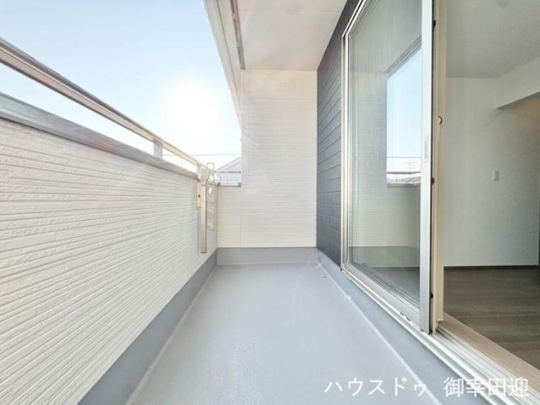 ■空の下の開放的な特等席■日光浴や読書、外の空気を感じながらリフレッシュ。暮らしを豊かにする、もう一つの心地よい空間です。