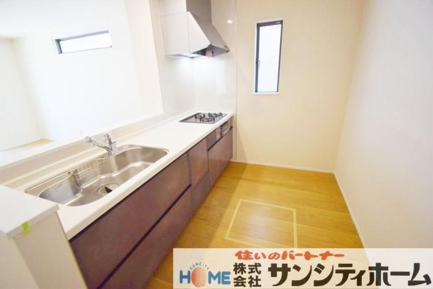 キッチン 作業スペースや収納をしっかり確保したシステムキッチンを採用。