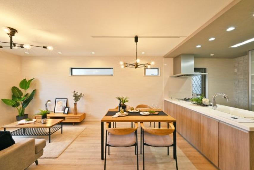 -同社施工例- 折り下げ天井によって空間を住み分けた設計で、キッチン照明には昼白色を採用することで作業性を確保。ダイニング上部のレールライティングには連灯ペンダントライトが設置可能です。