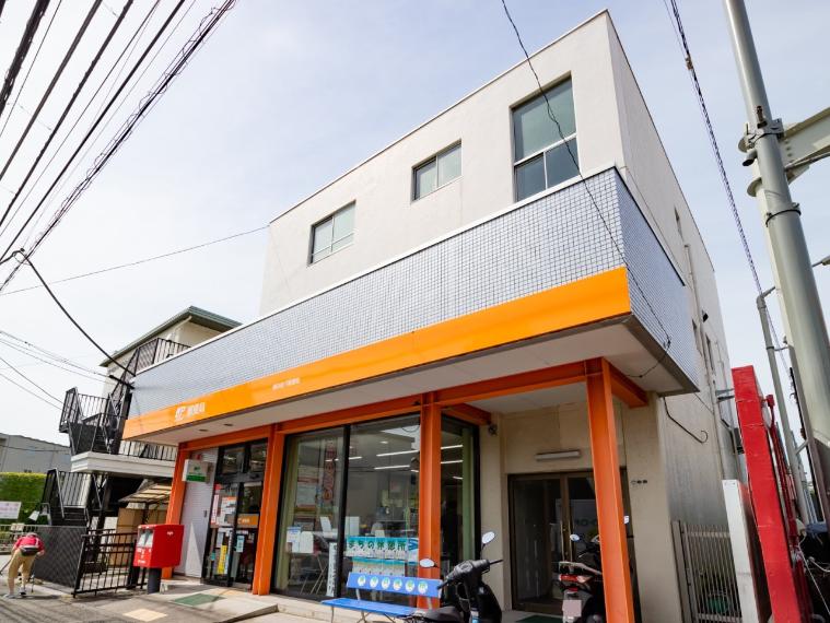 横浜笹下郵便局（郵便荷物の発送はもちろんATMや郵貯BKのサービスが利用できます。）（約400m）