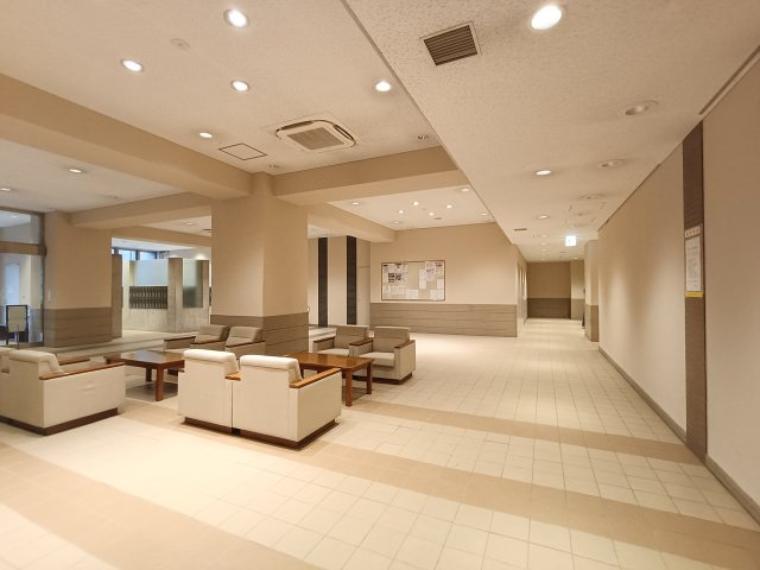 ロビー 【ロビー】 落ち着いた雰囲気のロビーは、来客時にも安心感を感じられる共用空間です。