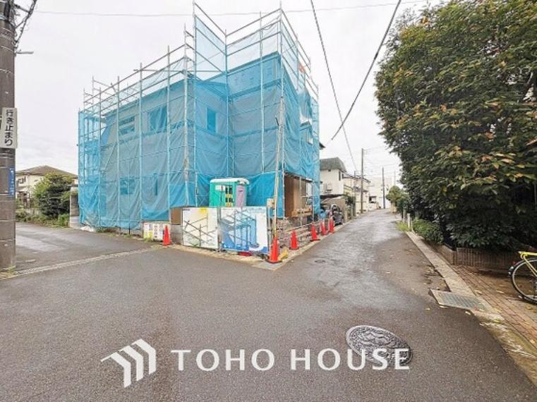 「住まい探しは街探し」みんなが街探しのポイントにしているのは何。　第1位は過半数が支持した納得の 「交通の利便性」。続いて3割以上の人が「住環境」と「公園、緑地の充実」です。