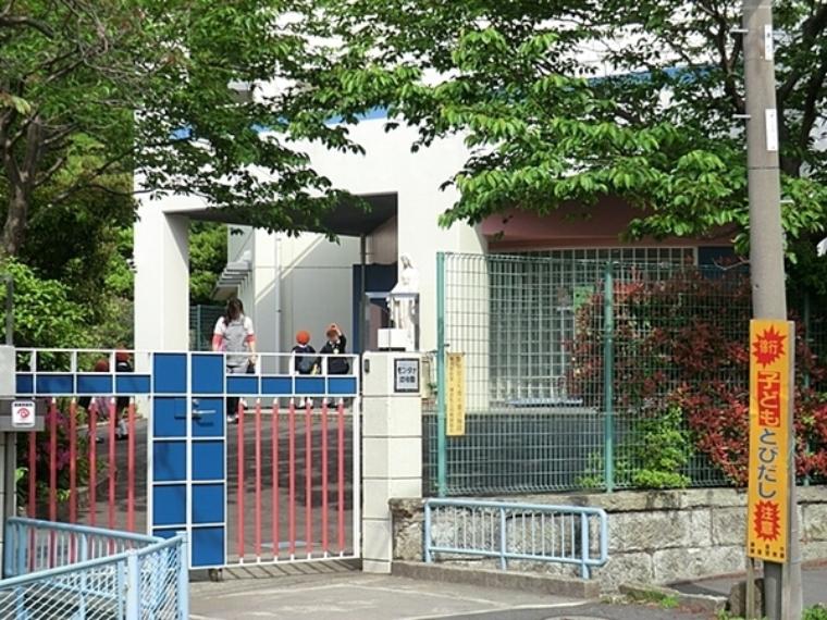 モンタナ幼稚園 江ノ電腰越駅より約12分。カトリックの精神により、子ども達がキリストの愛に満ちた人間に育つよう日々援助しています。（約581m）