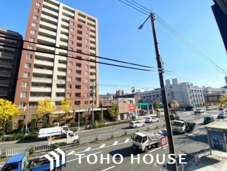 眺望 日々の暮らしに心地よいゆとりを与えてくれる、窓からのスッキリとした景色。空を近くに感じられる開放感があり、日中は室内に明るい光をもたらすため、天候や季節の移り変わりを身近に実感できる眺望です。