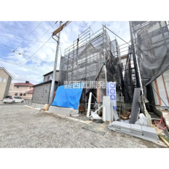 前面道路を含む外観写真