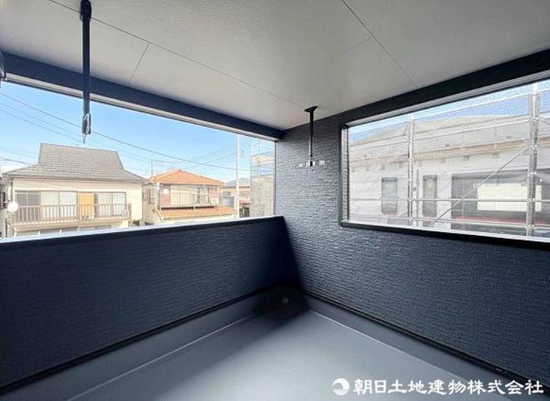 ＜インナーバルコニー＞屋根付きなので、にわか雨でも洗濯物が濡れにくく安心です