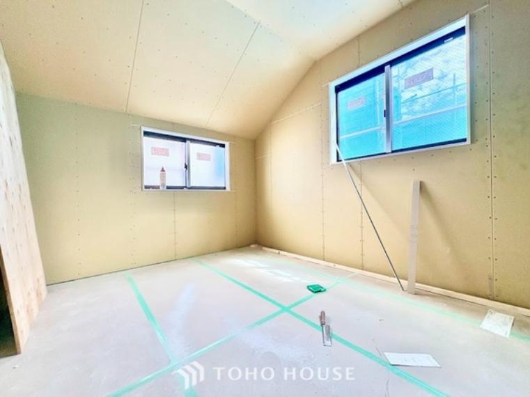 明るく温かみのある洋室は、お子様のお部屋としても最適です。学習机やベッドを配置してもゆとりがあり、自分でお片付けをする習慣づけにも適しています。健やかな成長を見守る心地よい空間です。