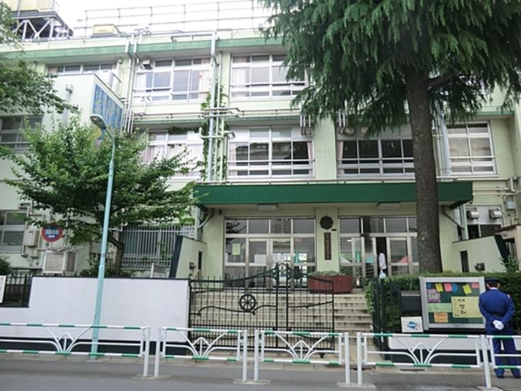 渋谷区立神宮前小学校（約301m）