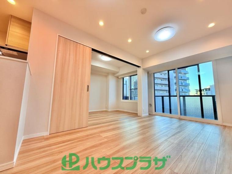 明るく開放感のあるLDK。木目調のフローリングが温かみを演出し、ゆったりとくつろげる空間です。