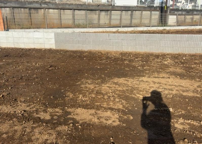 玄関ポーチにおいて最も重視すべきと言っても良いのが広さです。適切な広さの玄関ポーチでないと外見的なバランスは崩れてしまいますし、何より使いにくくなってしまいますので、現地で実際に下見をしてみましょう！