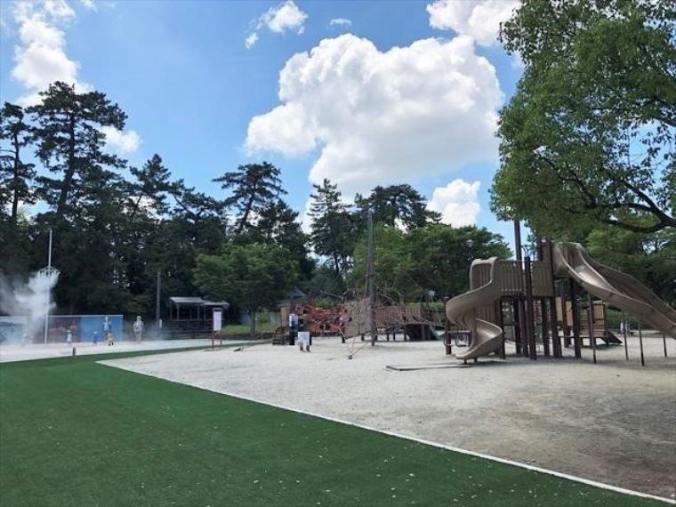 天王川公園春には尾張津島藤まつり、夏にはユネスコ無形文化遺産にも登録された尾張津島天王まつりが開催されます。2007年には日本の歴史公園100選にも選ばれました。（約750m）