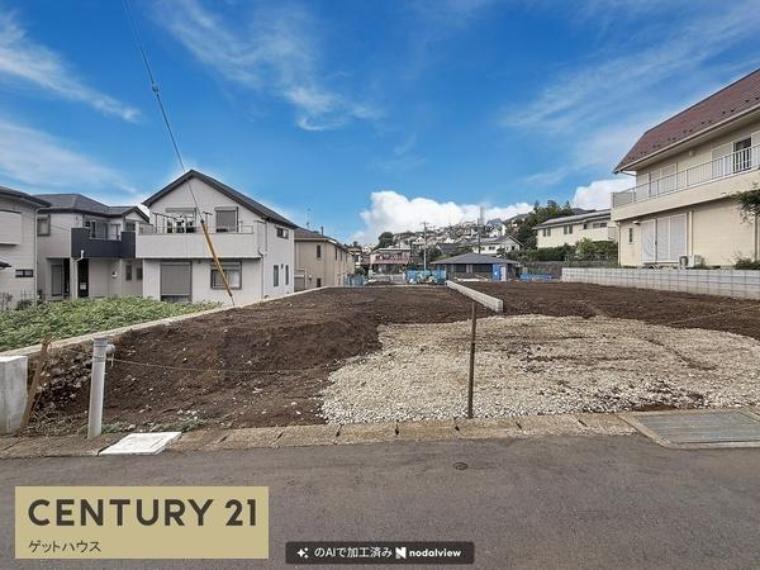 閑静な住宅街に位置する売地です。前面道路は幅員が広く車の出入りもスムーズです。周辺には新しい住宅が立ち並び整然とした街並みが特徴です。開放感のある敷地で自由なプランニングが可能です。