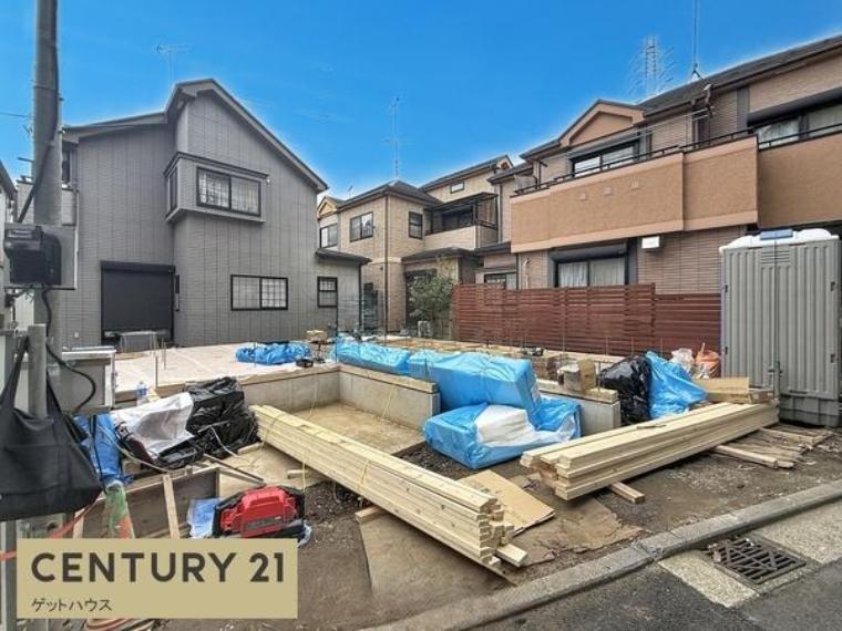 左側が本物件A号棟になります。<BR/>現地見学後に同じ売主様のモデルルームのご見学も可能です。<BR/>皆さまのお問い合わせをお待ちしております。