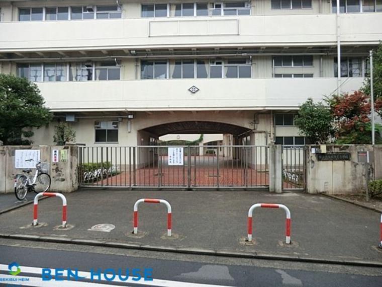 横浜市立西寺尾小学校 徒歩6分。教育施設が近くに整った、子育て世帯も安心の住環境です。（約410m）