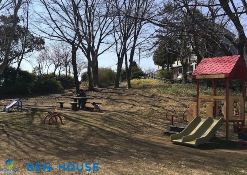 大口駅前公園 徒歩6分。広場や木々に囲まれた丘のある自然豊かな公園です。（約450m）