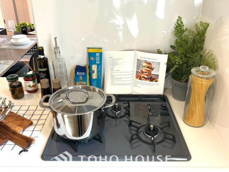 【3口ガスコンロ】毎日料理をする、料理が好き、家族が多く量を作る必要がある、等の方々にとって必須の3口コンロ。同時進行で効率アップはもちろん鍋を移動する回数が減り、無駄な動きを軽減することが出来ます。