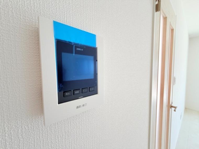 壁面に設置されたモニター付きインターホン