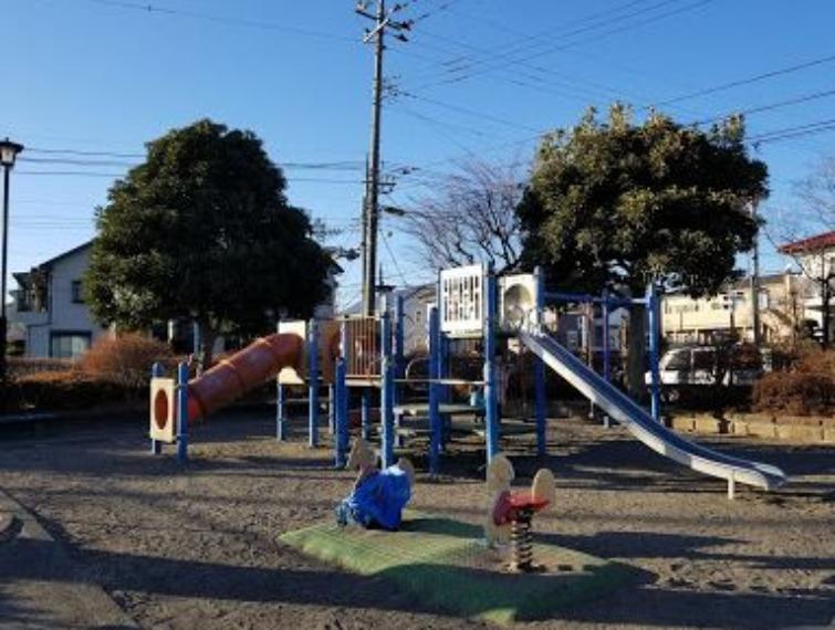 複合遊具や砂場、スイング遊具などがあり、小さなお子様から小学生まで楽しく遊べます。芝生や広場もあり、散歩や外遊びにもぴったり。地域のイベント会場としても利用されています。（約390m）