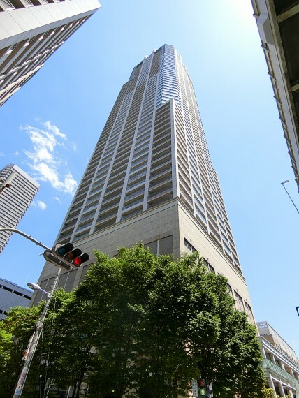 クロスタワー大阪ベイの外観