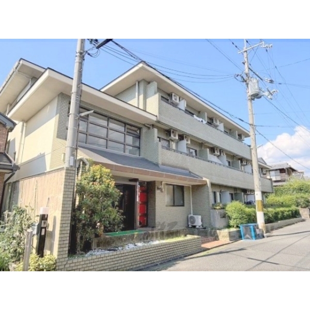 北大路駅よりバス18分 徒歩1分 築40年9ヶ月 3階建の賃貸物件