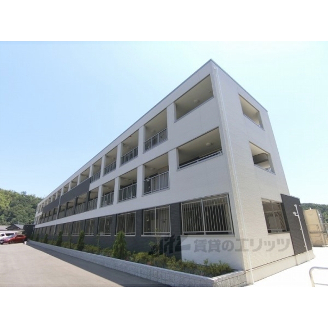 橋本駅より徒歩14分 築8年8ヶ月 3階建の賃貸物件