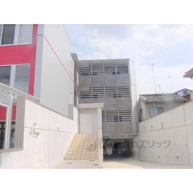 西院駅より徒歩5分 築17年8ヶ月 3階建の賃貸物件