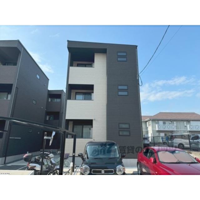 椥辻駅より徒歩10分 築2年6ヶ月 3階建の賃貸物件