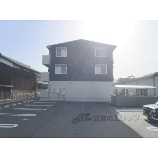 八木駅より徒歩6分 築3年6ヶ月 3階建の賃貸物件