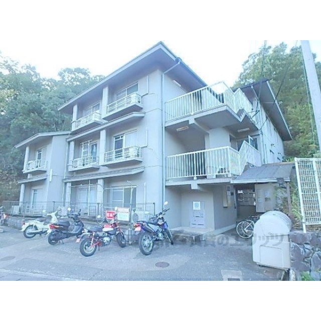 二軒茶屋駅より徒歩13分 築42年8ヶ月 3階建の賃貸物件