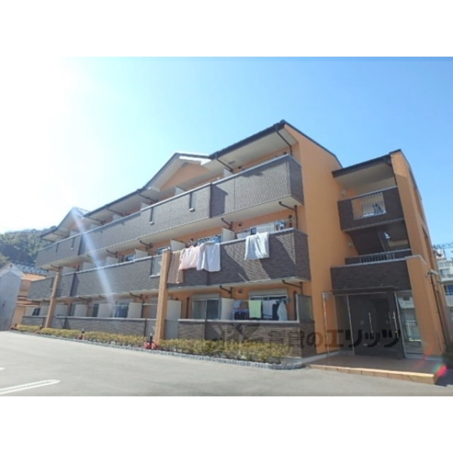 石清水八幡宮駅より徒歩4分 築11年 3階建の賃貸物件