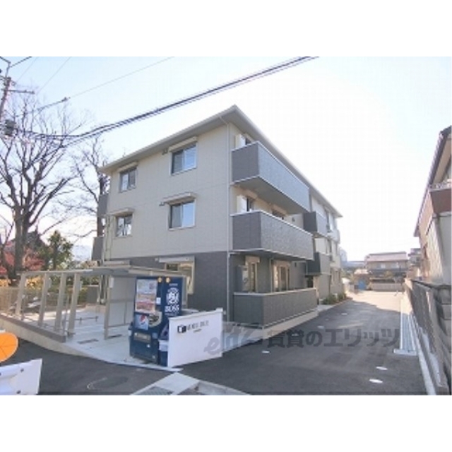 御陵駅より徒歩14分 築4年 3階建の賃貸物件