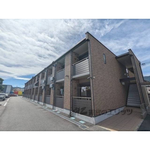 御所駅より徒歩14分 築9年8ヶ月 2階建の賃貸物件