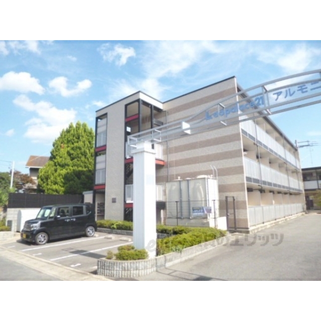 松尾大社駅より徒歩13分 築20年2ヶ月 3階建の賃貸物件