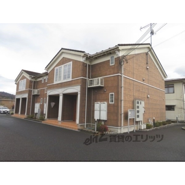 峰山駅より徒歩9分 築17年9ヶ月 2階建の賃貸物件