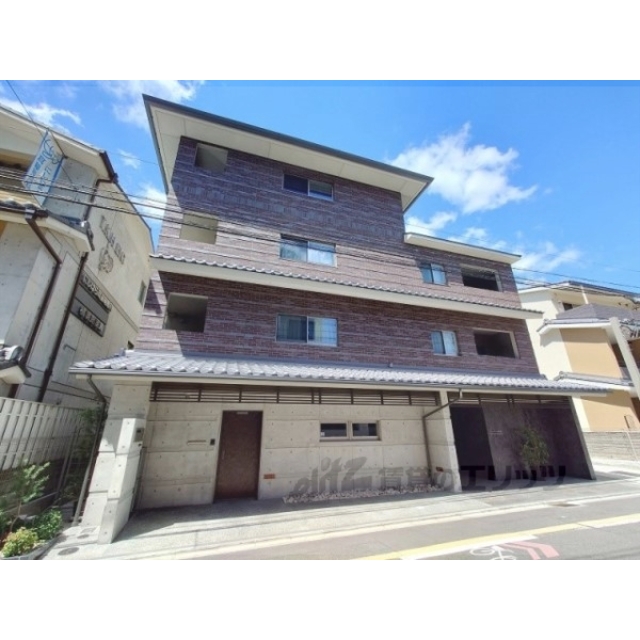 丸太町駅より徒歩6分 築4年 4階建の賃貸物件