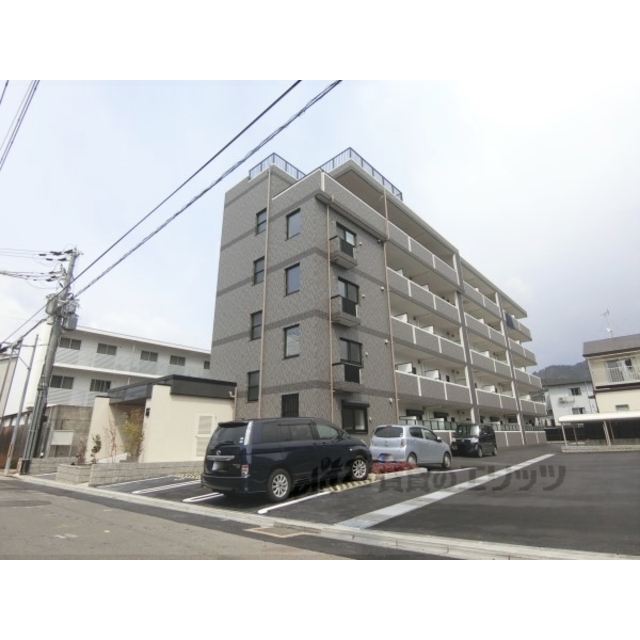 山科駅より徒歩17分 築6年8ヶ月 5階建の賃貸物件