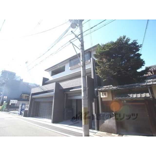 丸太町駅より徒歩3分 築9年9ヶ月 3階建の賃貸物件