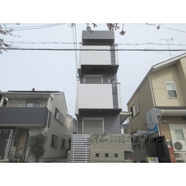 東野駅より徒歩6分 築3年9ヶ月 3階建の賃貸物件