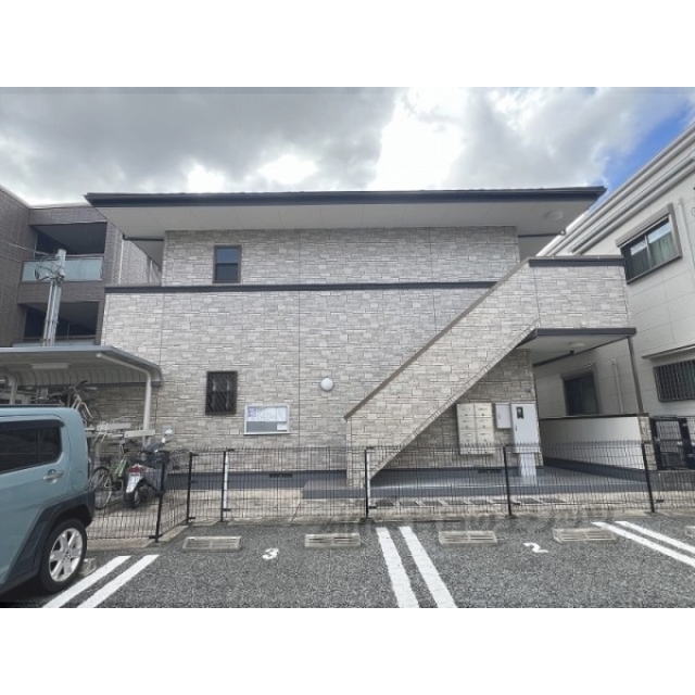 伊丹駅より徒歩18分 築18年9ヶ月 2階建の賃貸物件