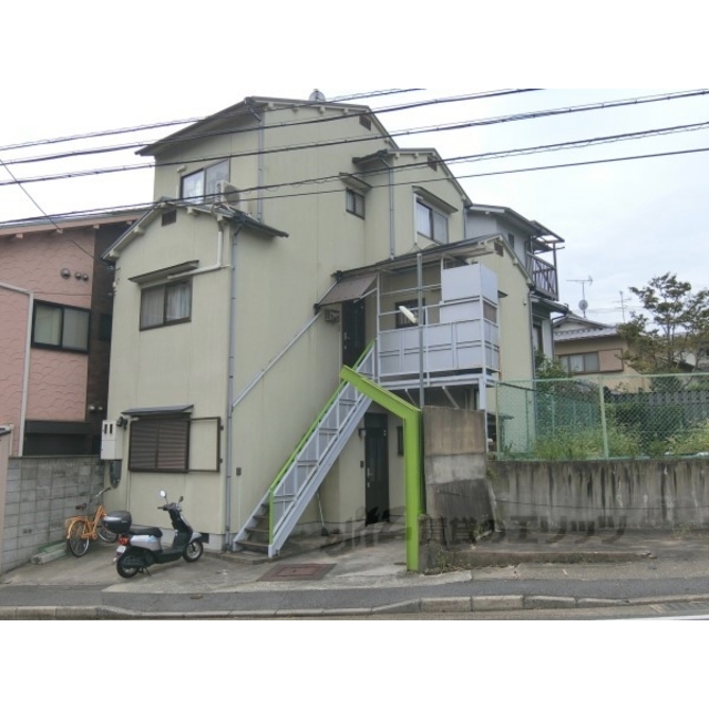 宇多野駅より徒歩5分 築27年4ヶ月 3階建の賃貸物件