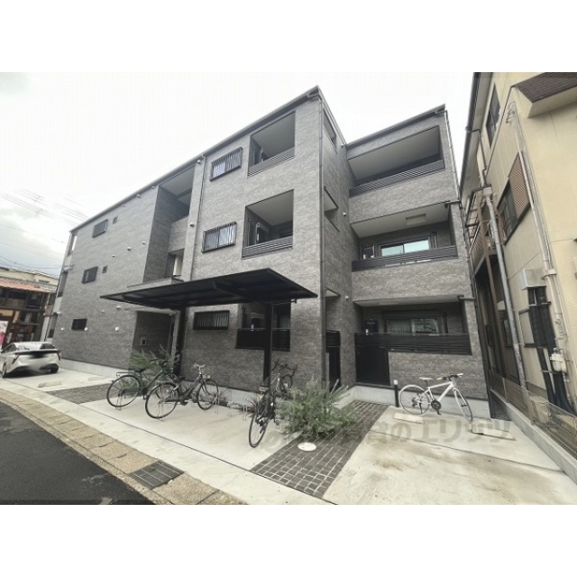 山科駅より徒歩17分 新築 3階建の賃貸物件