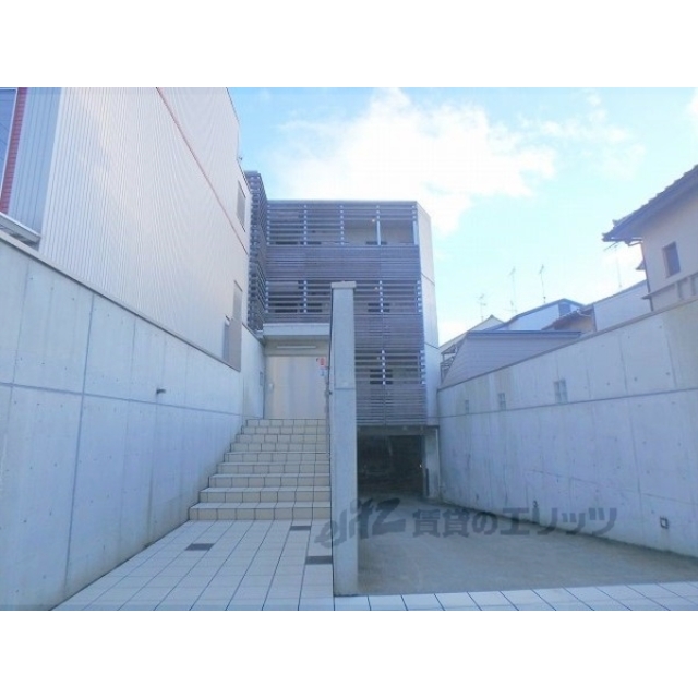 西院駅より徒歩5分 築17年8ヶ月 3階建の賃貸物件