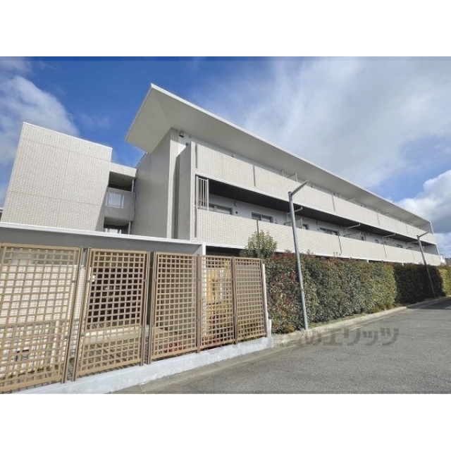 新田駅より徒歩3分 築21年8ヶ月 3階建の賃貸物件