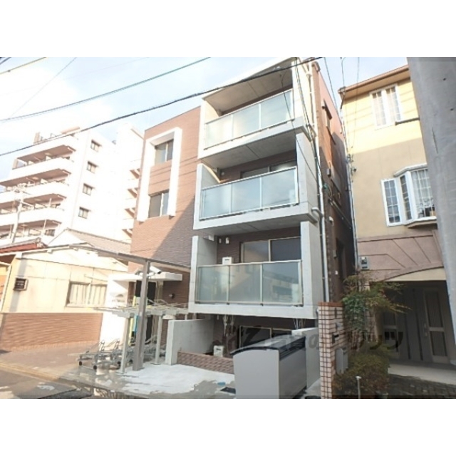 西院駅より徒歩9分 築8年9ヶ月 3階建の賃貸物件