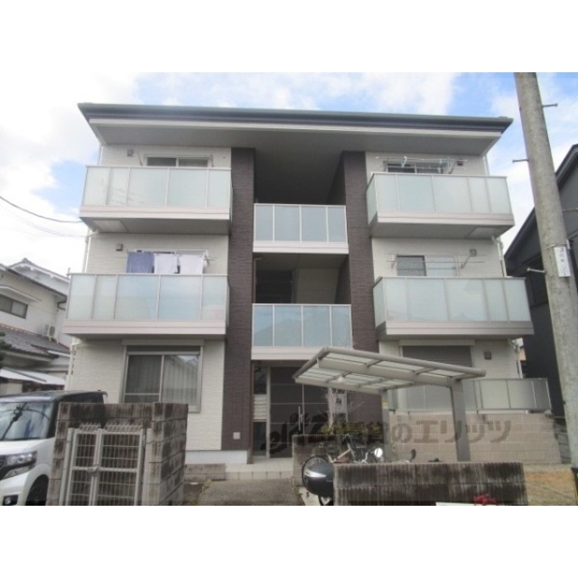 東向日駅より徒歩5分 築12年2ヶ月 3階建の賃貸物件