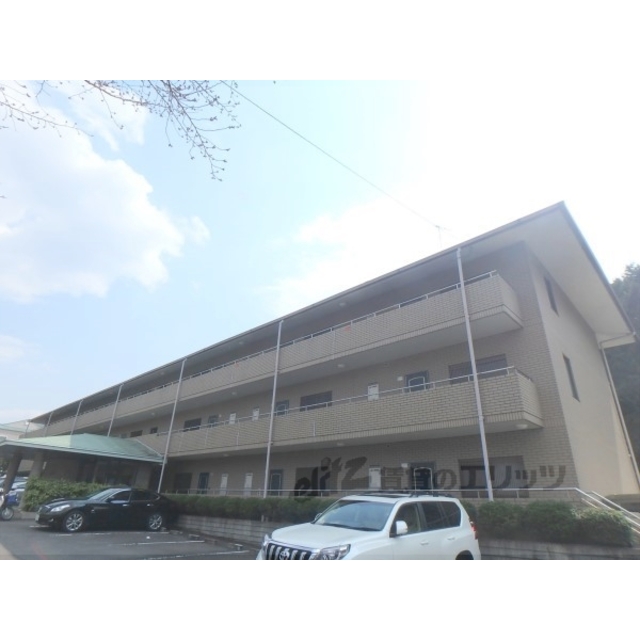 六地蔵駅より徒歩18分 築29年7ヶ月 3階建の賃貸物件