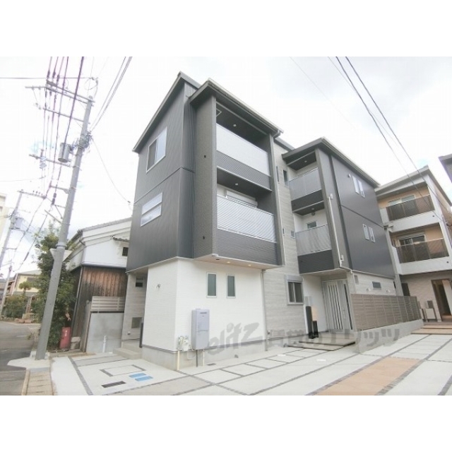 山科駅より徒歩6分 築5年2ヶ月 3階建の賃貸物件